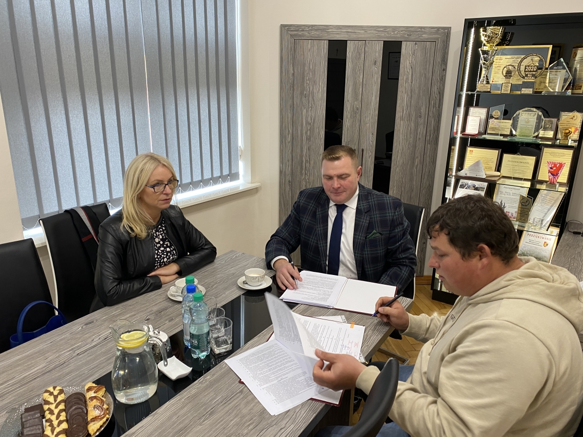 Podpisano umowę na realizację zadania "Przebudowa drogi powiatowej nr 2909 C Kruszyn - Choceń w miejscowości Kruszyn - miejsca postojowe"