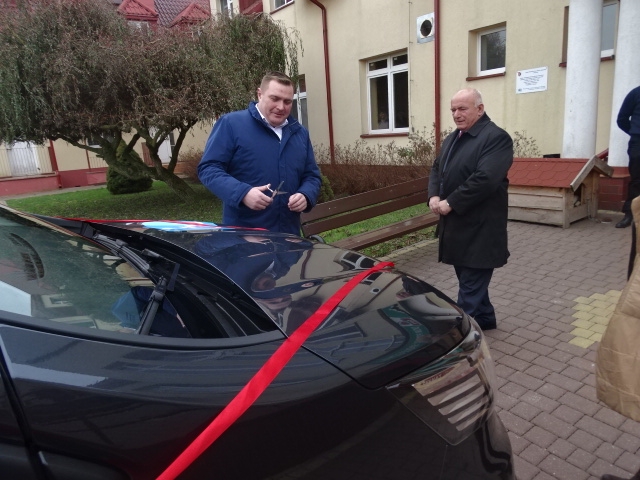 Przekazanie nowego samochodu dla Domu Pomocy Społecznej w Kurowie
