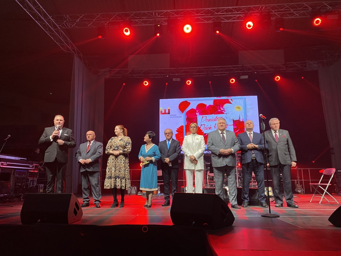 Powiatowy Dzień Kobiet 2023 - Hala Mistrzów wypełniona kobietami z Powiatu Włocławskiego, na scenie gwiazdy - Halina Frąckowiak i zespół ICH TROJE!